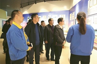 貴州省黔東南州委常委、榕江縣縣委書記賀代宏一行到公司參觀學習考察